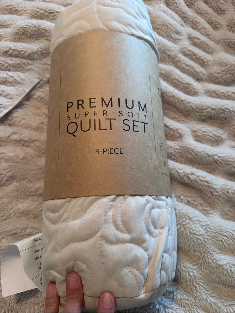 NWT Linens & Hutch Floral Stitch Quilted Coverlet Set King/Cal King Natural